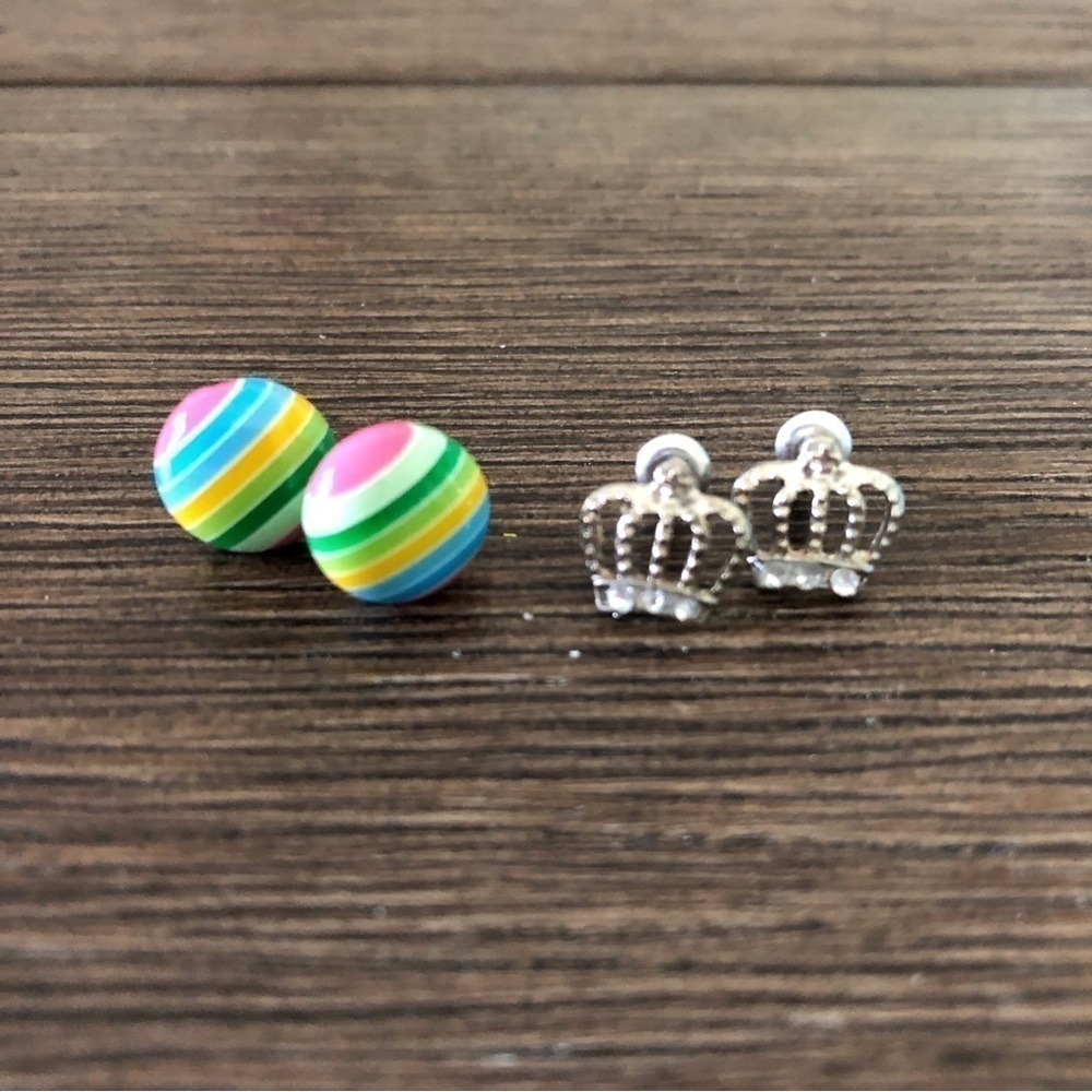 2 pair stud earrings